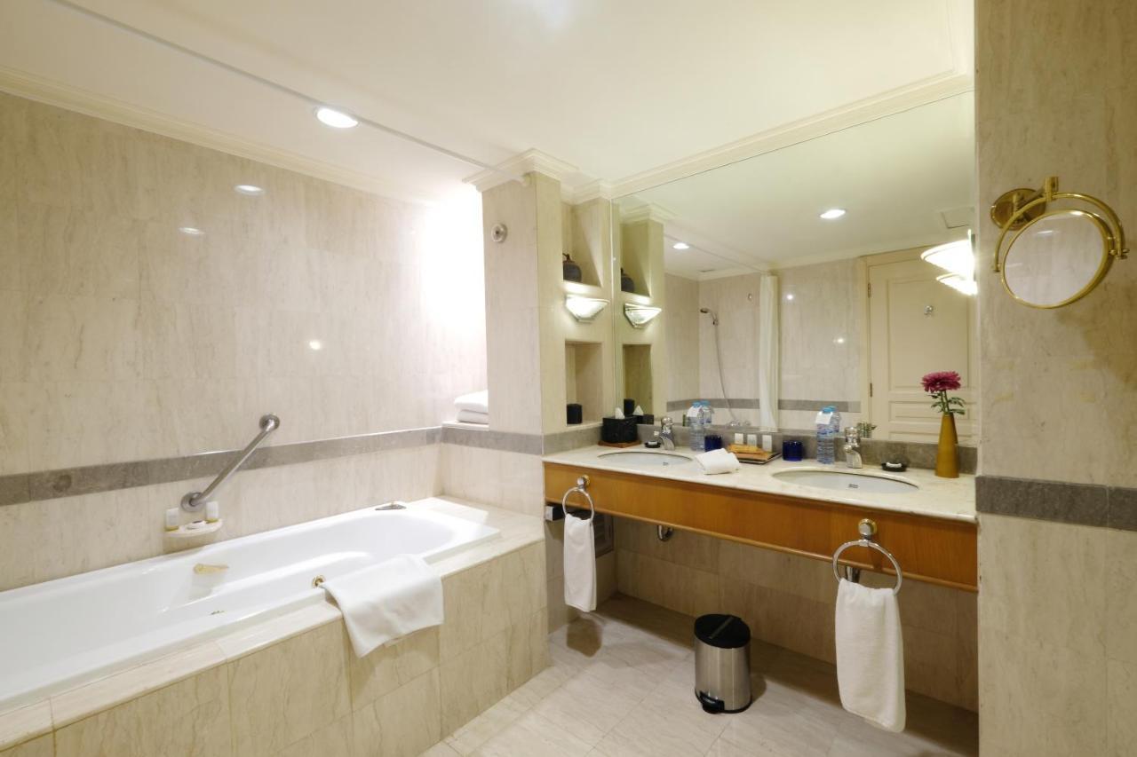 Aryaduta Suite Room
