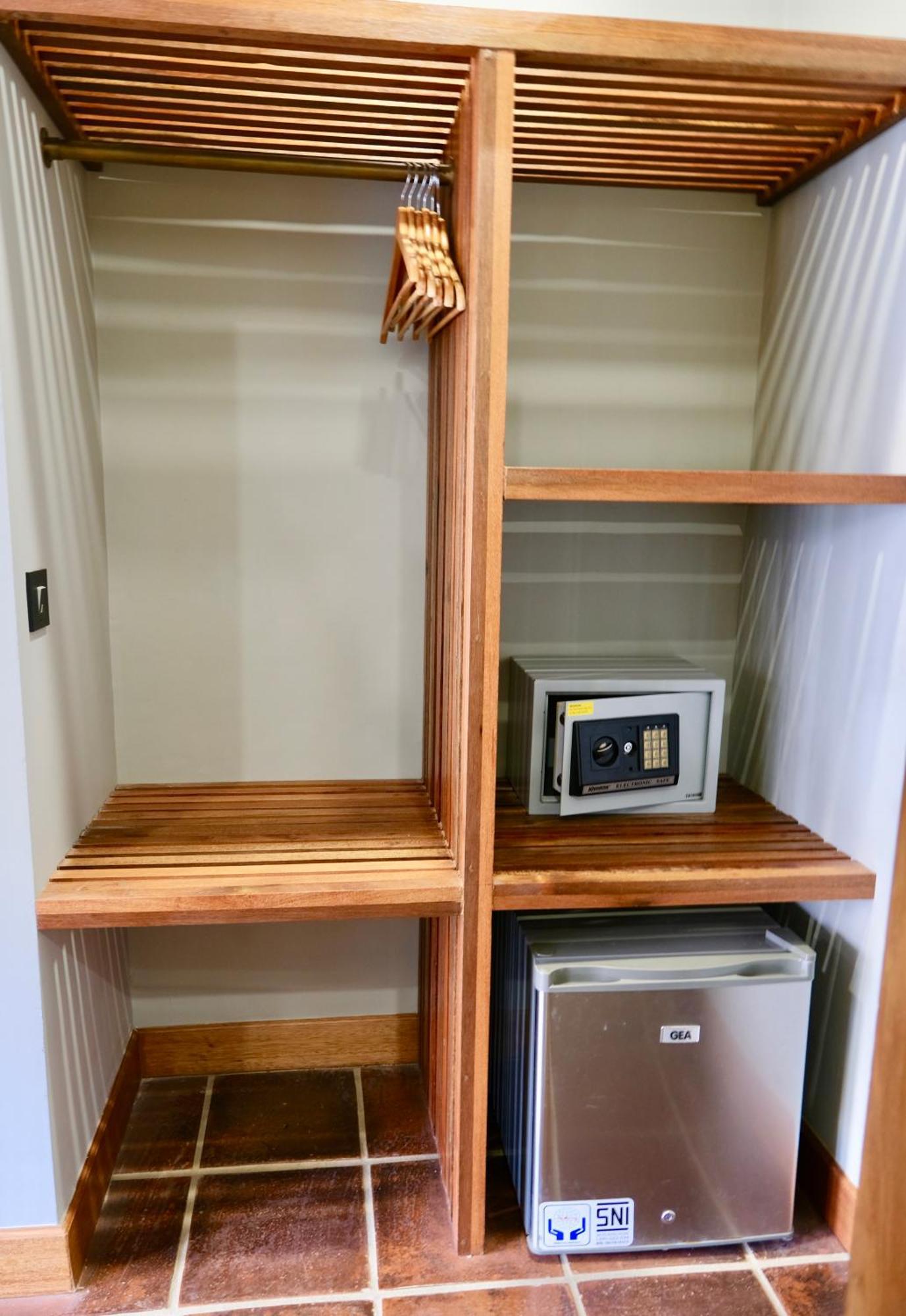 Deluxe Poolside Room
