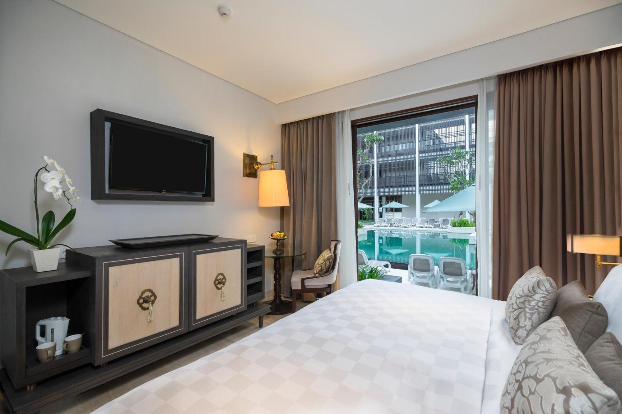 Deluxe Room Pool Access