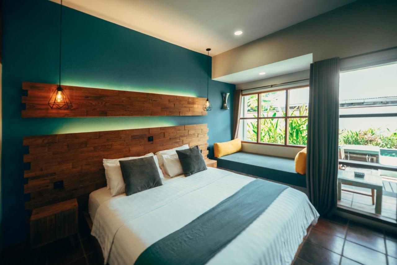 Deluxe Poolside Room