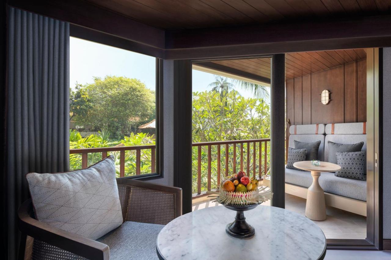 Deluxe Garden View Guest room 1 King Balcony Daily Activity