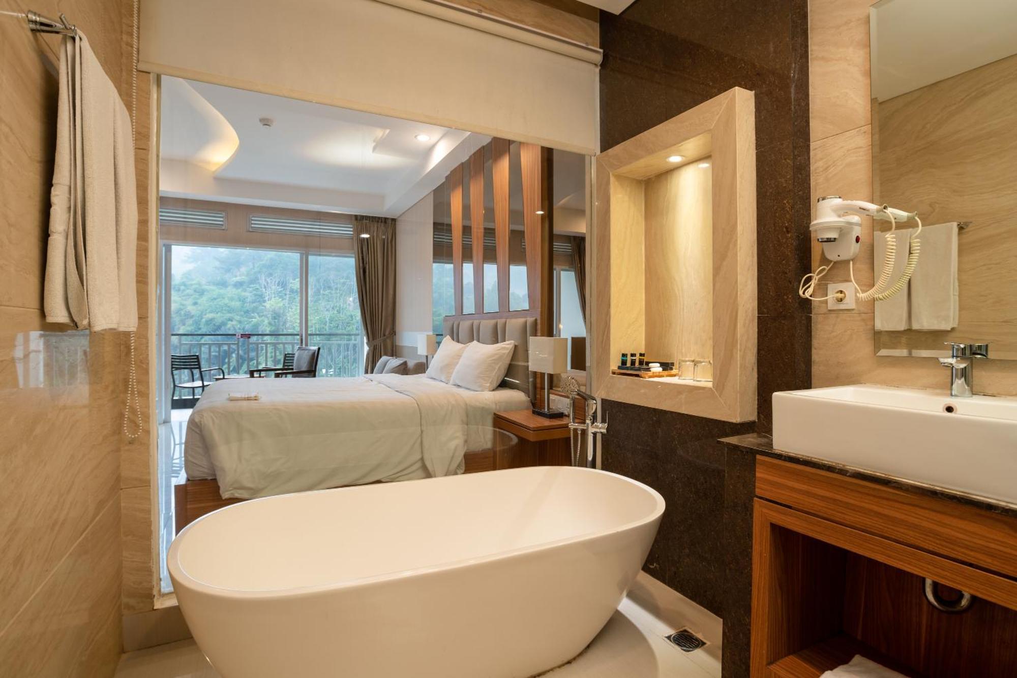 Junior Queen Suite Balcony
