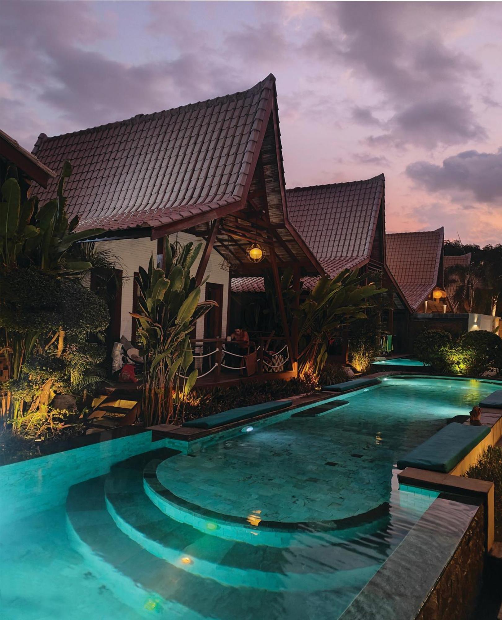Deluxe Twin Pool View