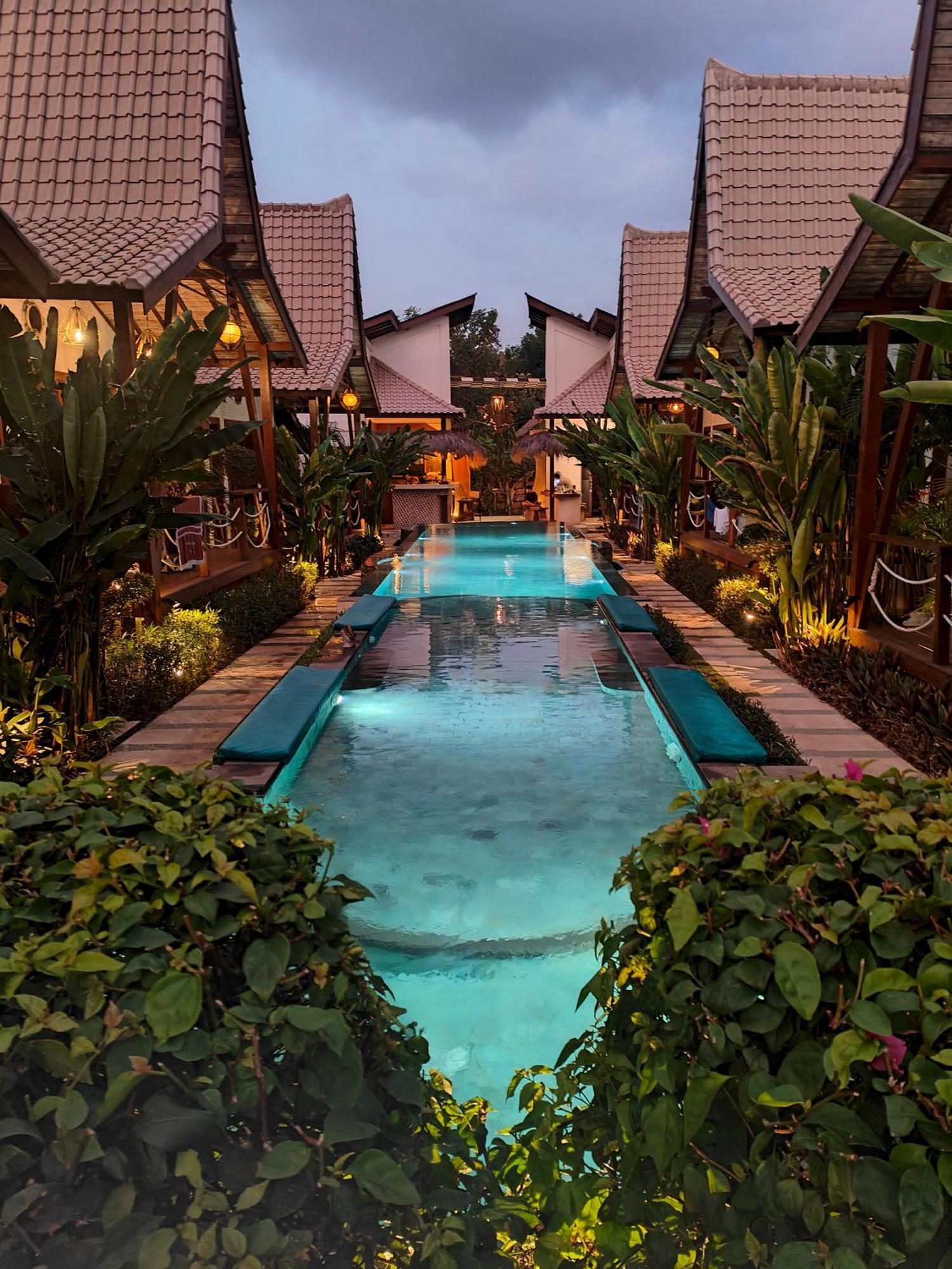 Deluxe Twin Pool View
