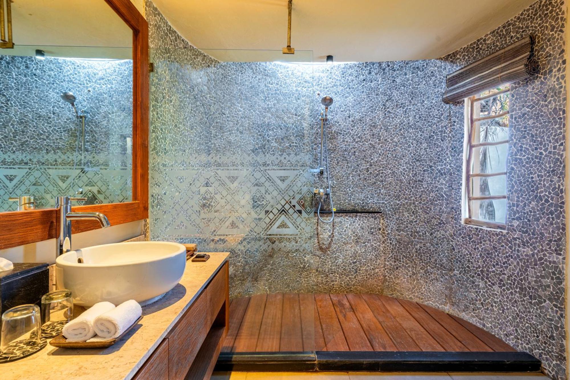 Tembo Family Suites + Marine Safari Bali access