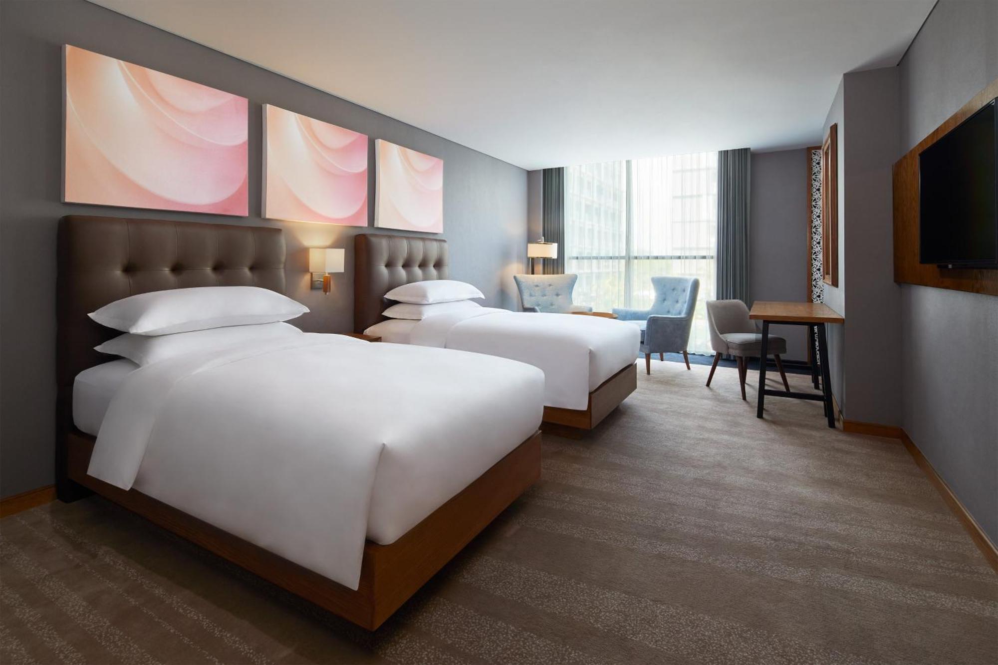 Deluxe Premium Twin Room Airport Shuttle Transfer