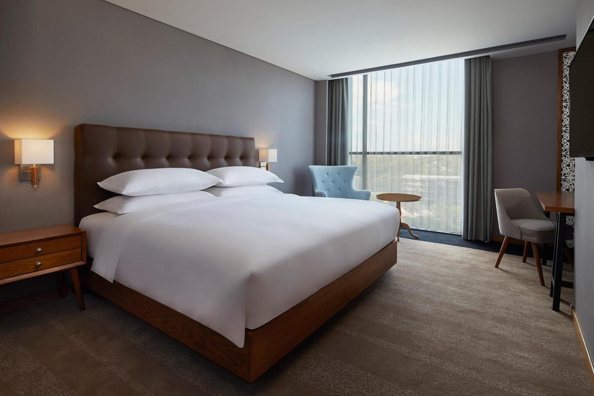 Deluxe King Room Airport Shuttle Transfer