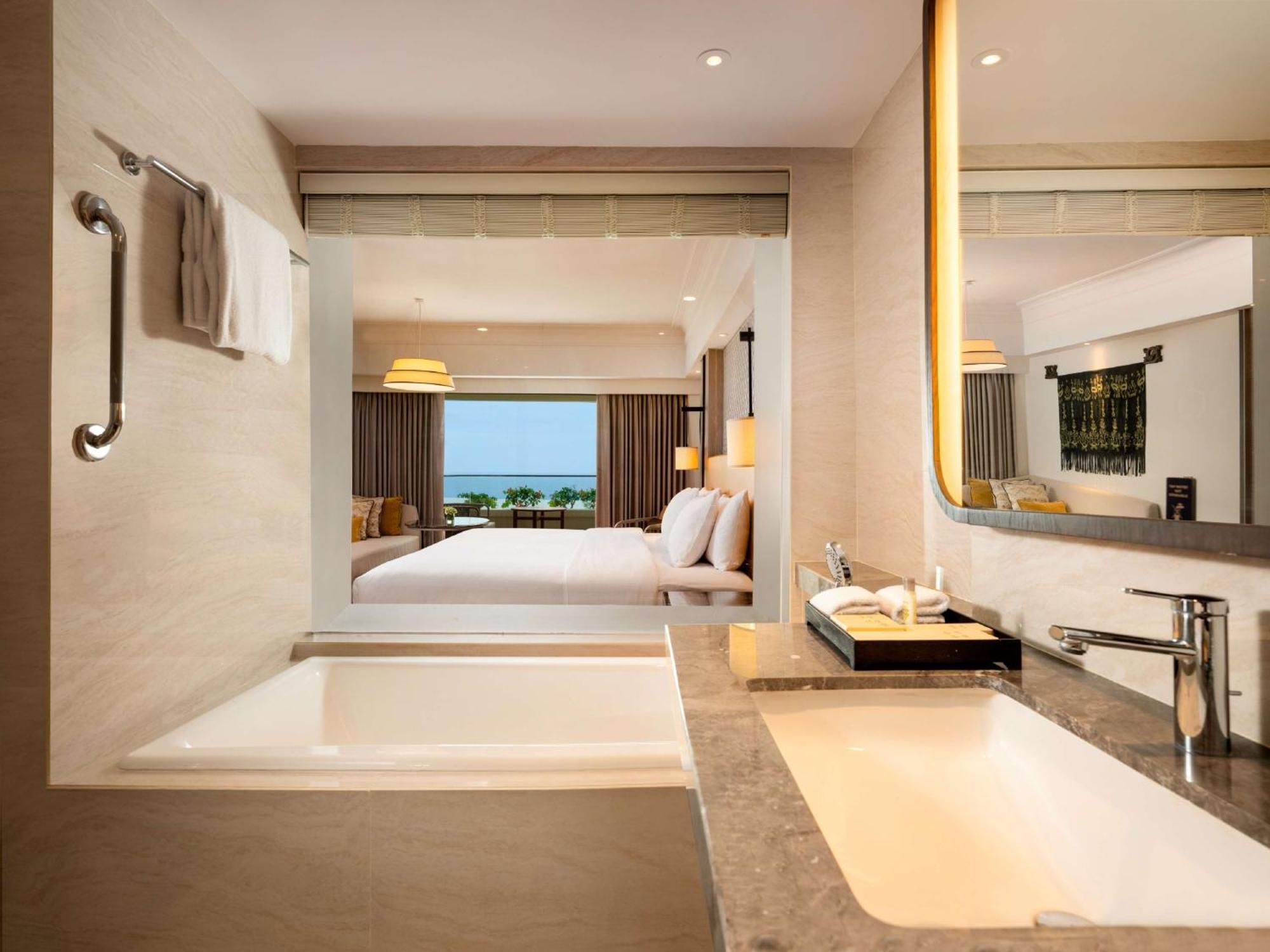 King Cliff Tower Pool View