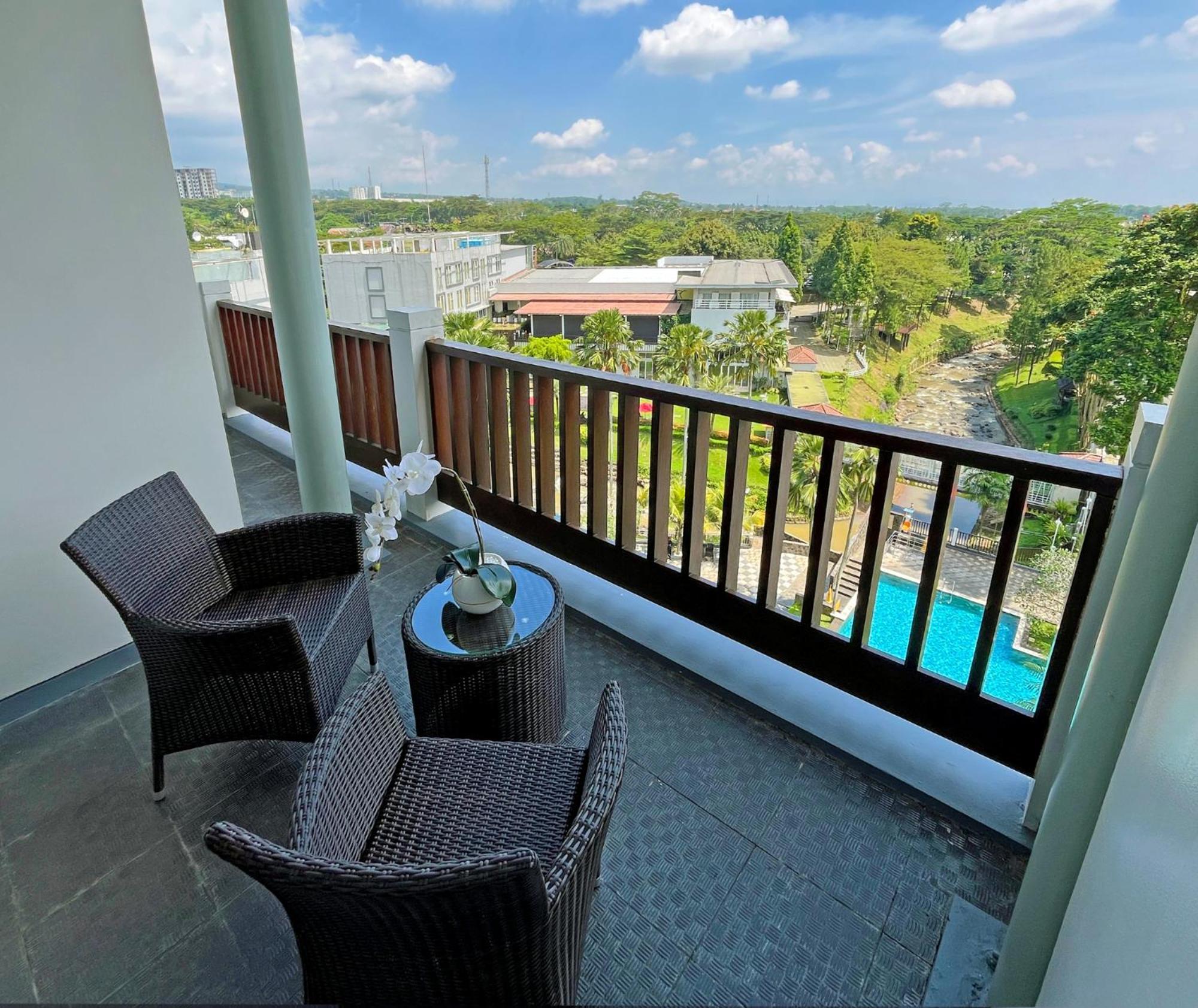 Apartment Pool View