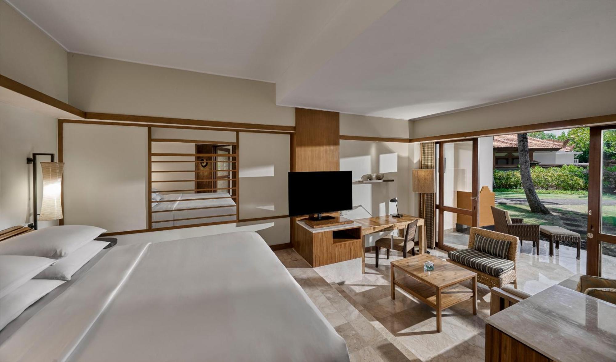 Deluxe King Room Club Access