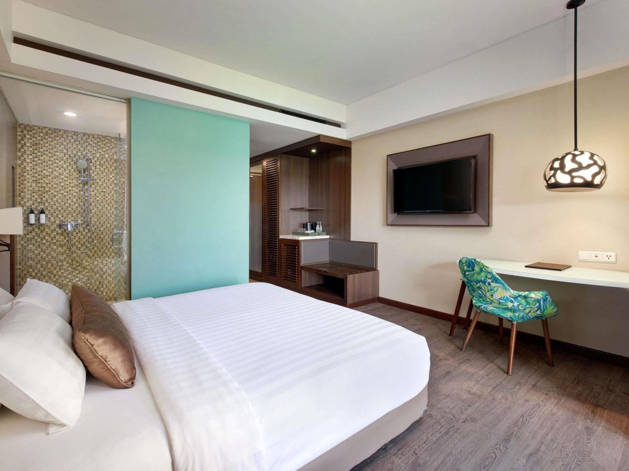 Kamar Deluxe dengan Balkon dan Pemandangan Kolam Renang