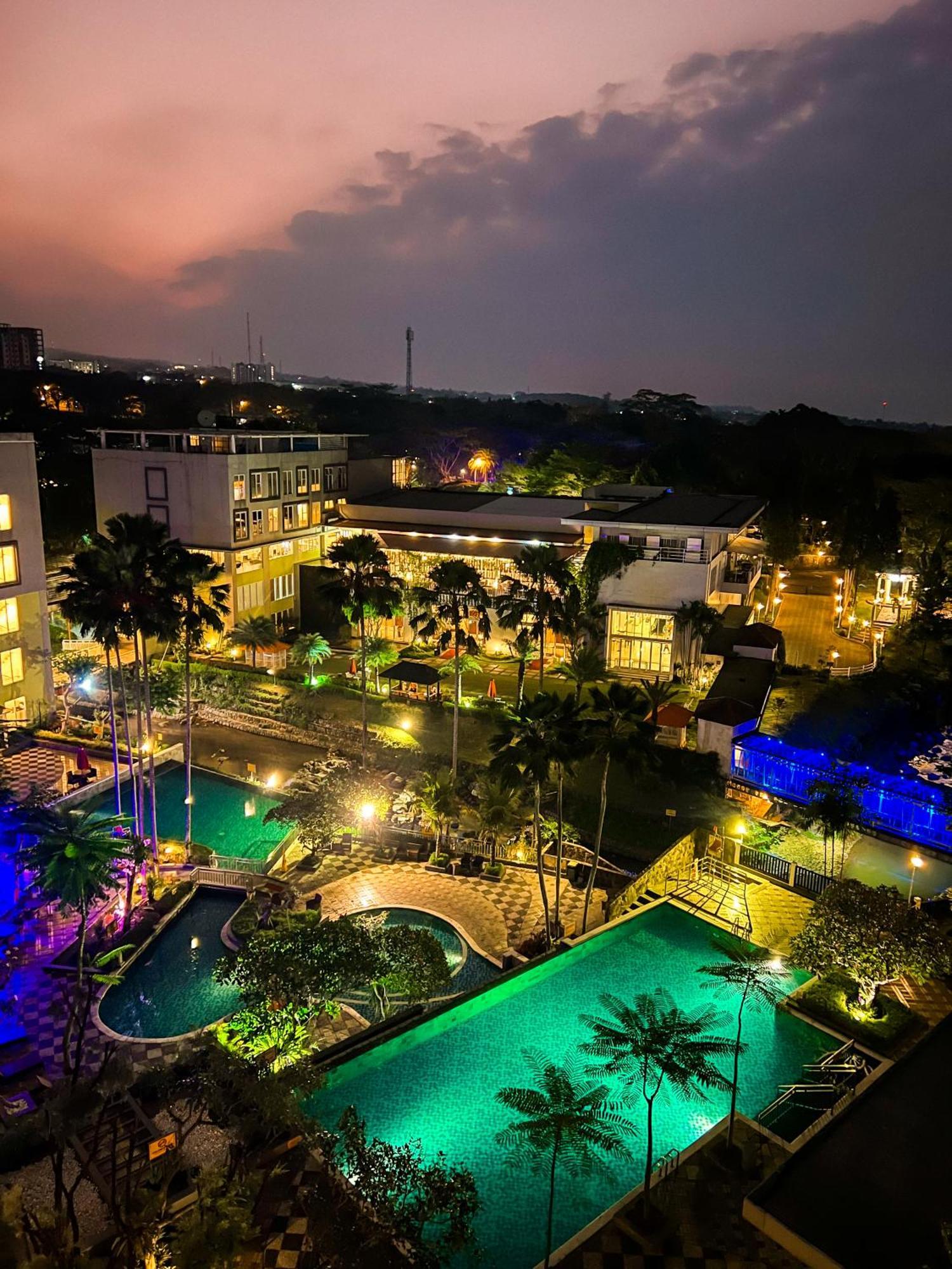Apartment Pool View