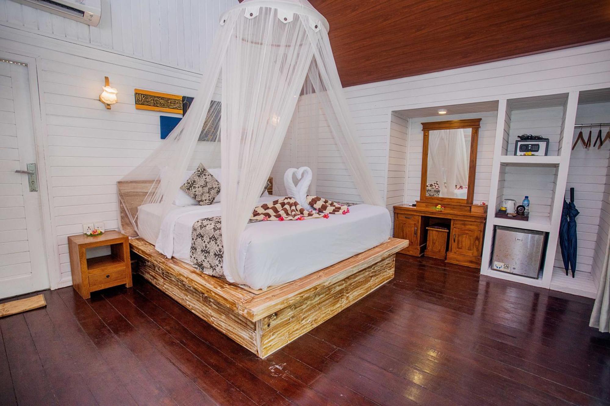 Deluxe Hut Double Room with Pool View