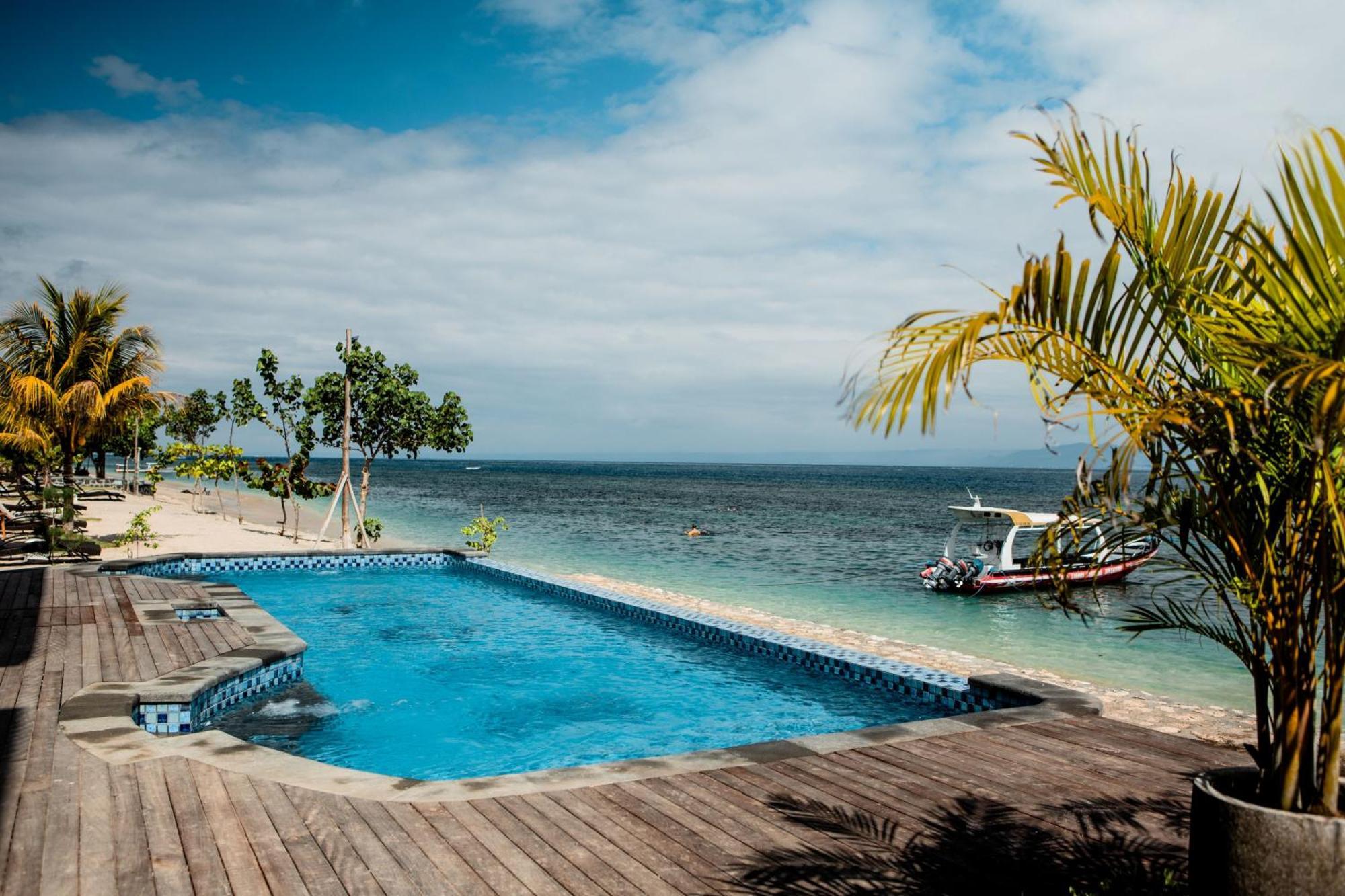 Grand Deluxe Twin Beachfront View Lower Floor