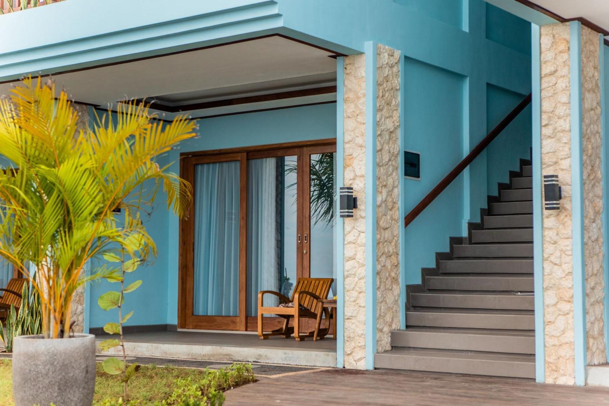 Grand Deluxe Twin Beachfront View Lower Floor