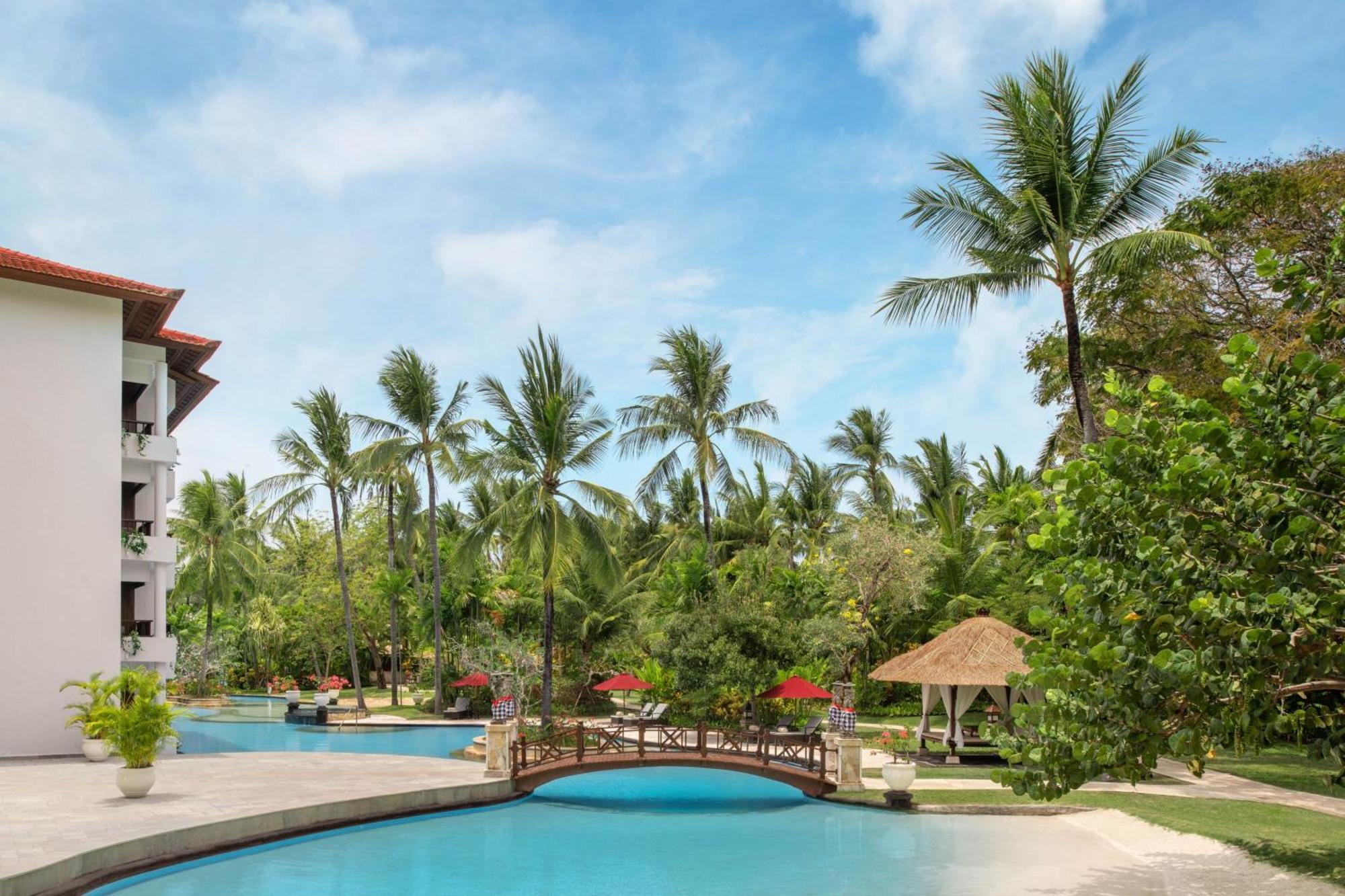 Deluxe Lagoon View Guest room 1 King Balcony Daily Activity