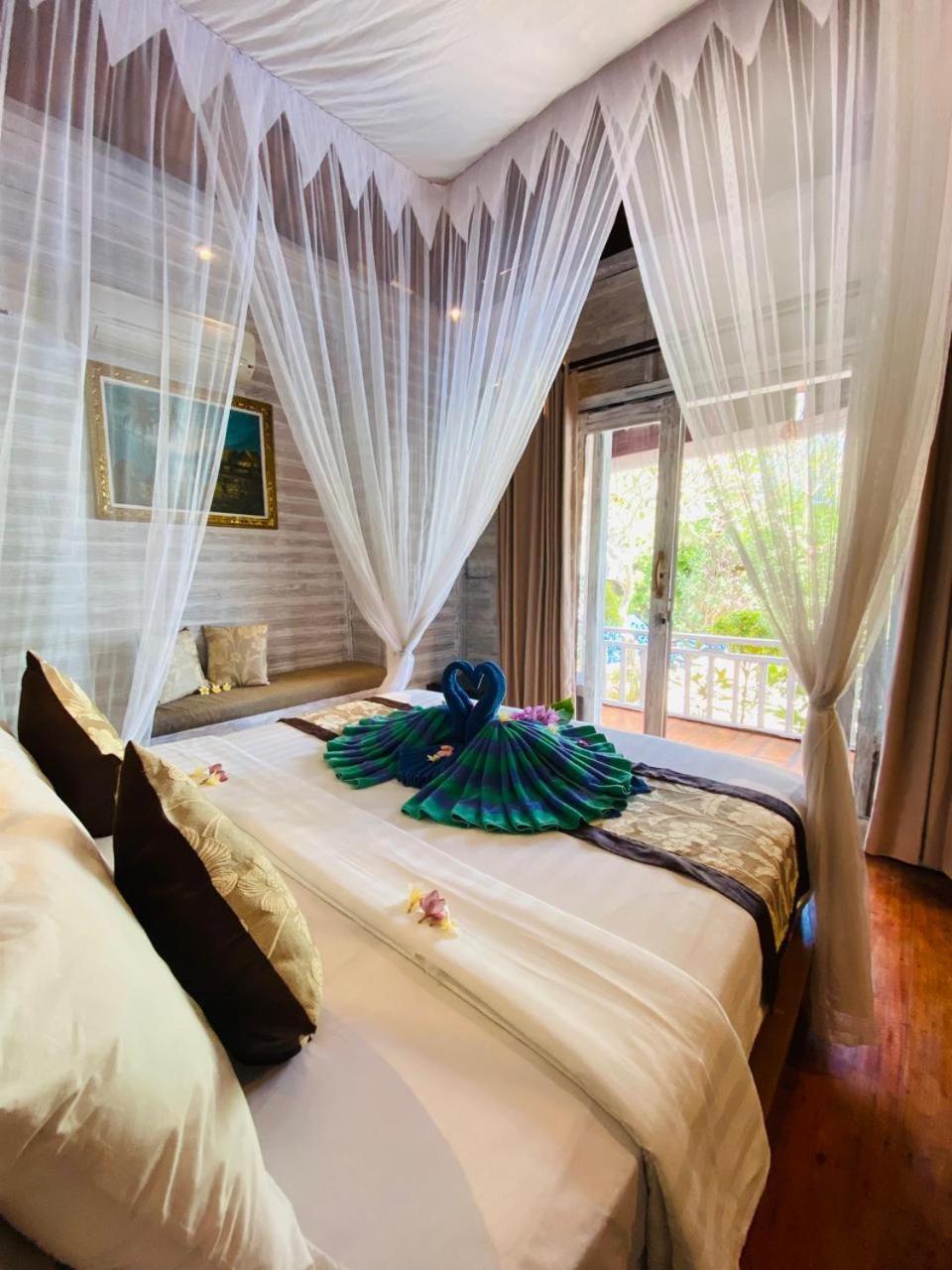 Junior Suite dengan Pemandangan Kolam Renang