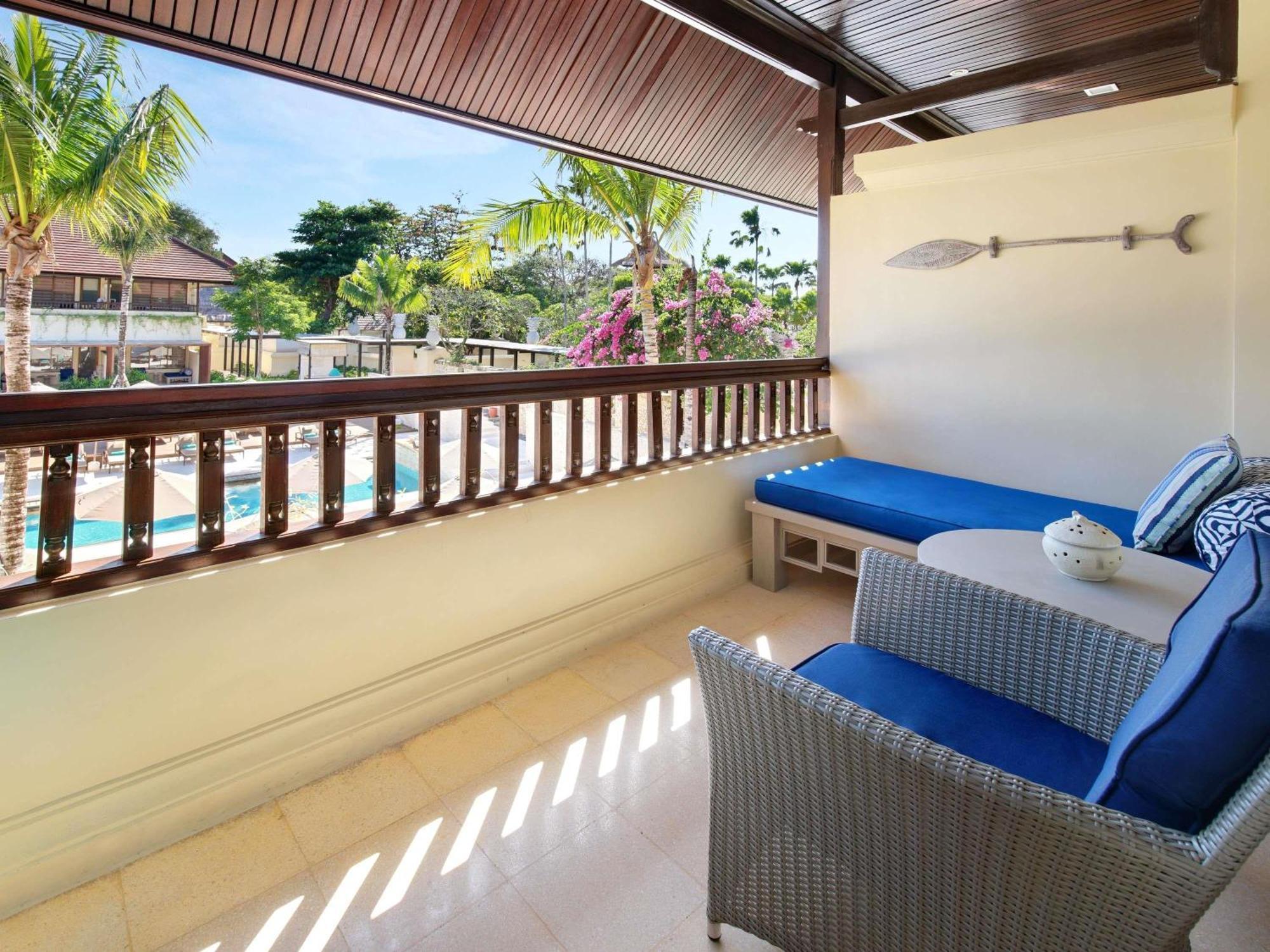 Deluxe King Room Pool View