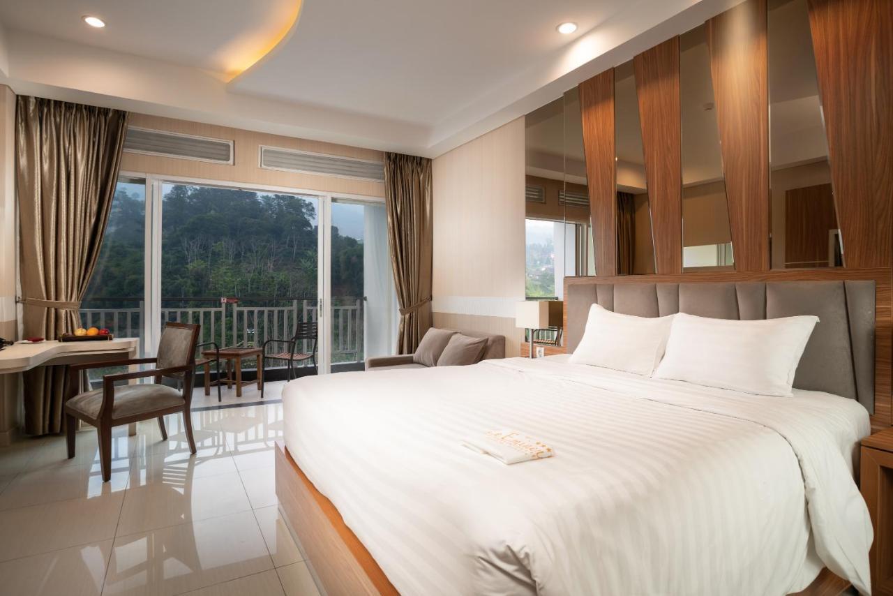 Junior Queen Suite Balcony