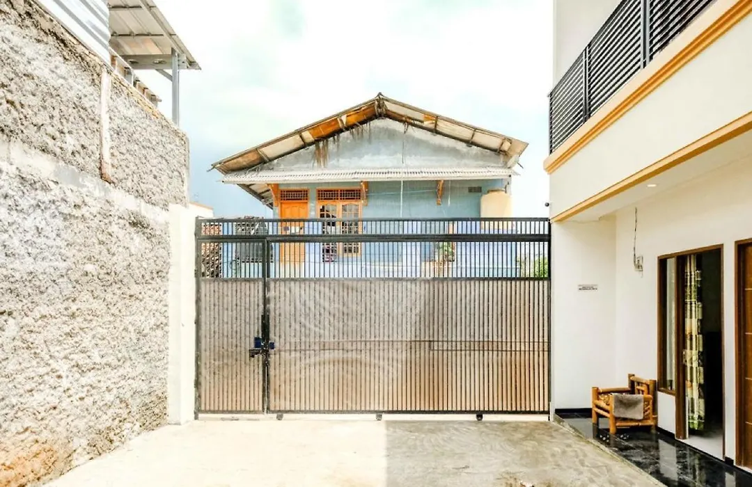 Rudi Rooms near Stasiun Cikarang Mitra RedDoorz-1