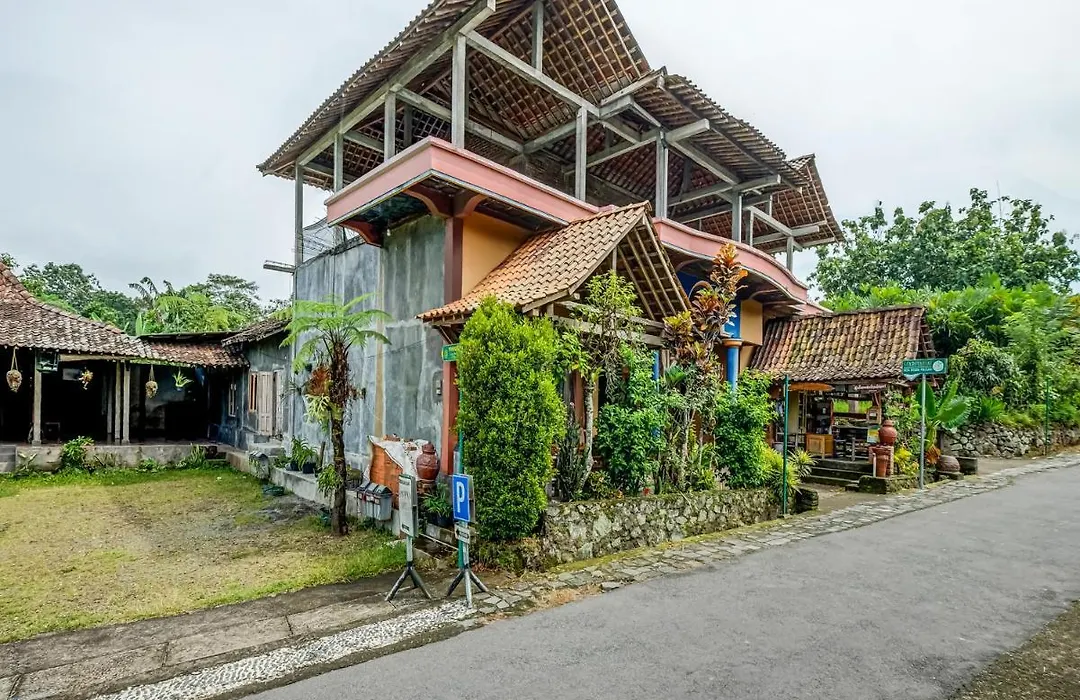 Oyo Homes 90996 Desa Wisata Pulesari Syariah-1