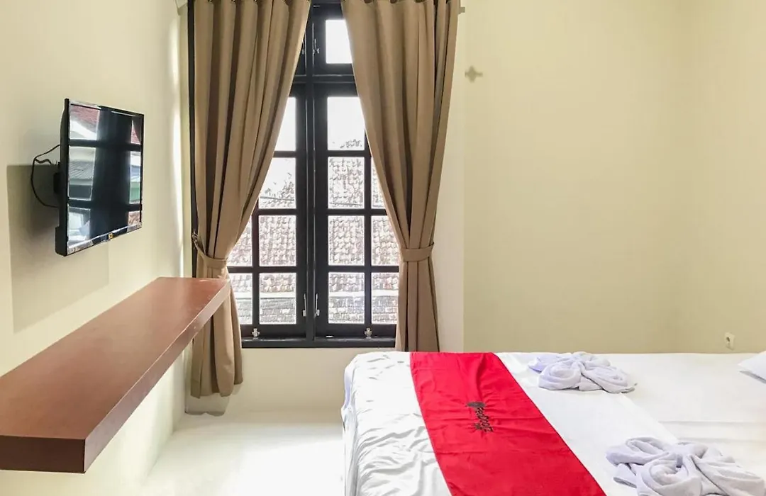 RedDoorz Syariah near Stasiun Madiun 2-1