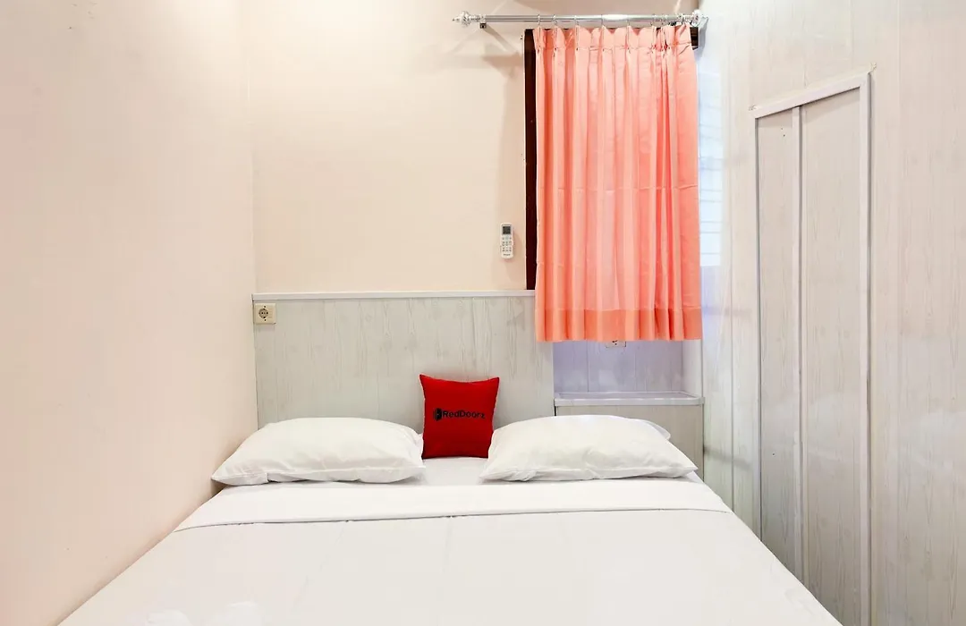 RedDoorz Plus near Brawijaya Museum-1
