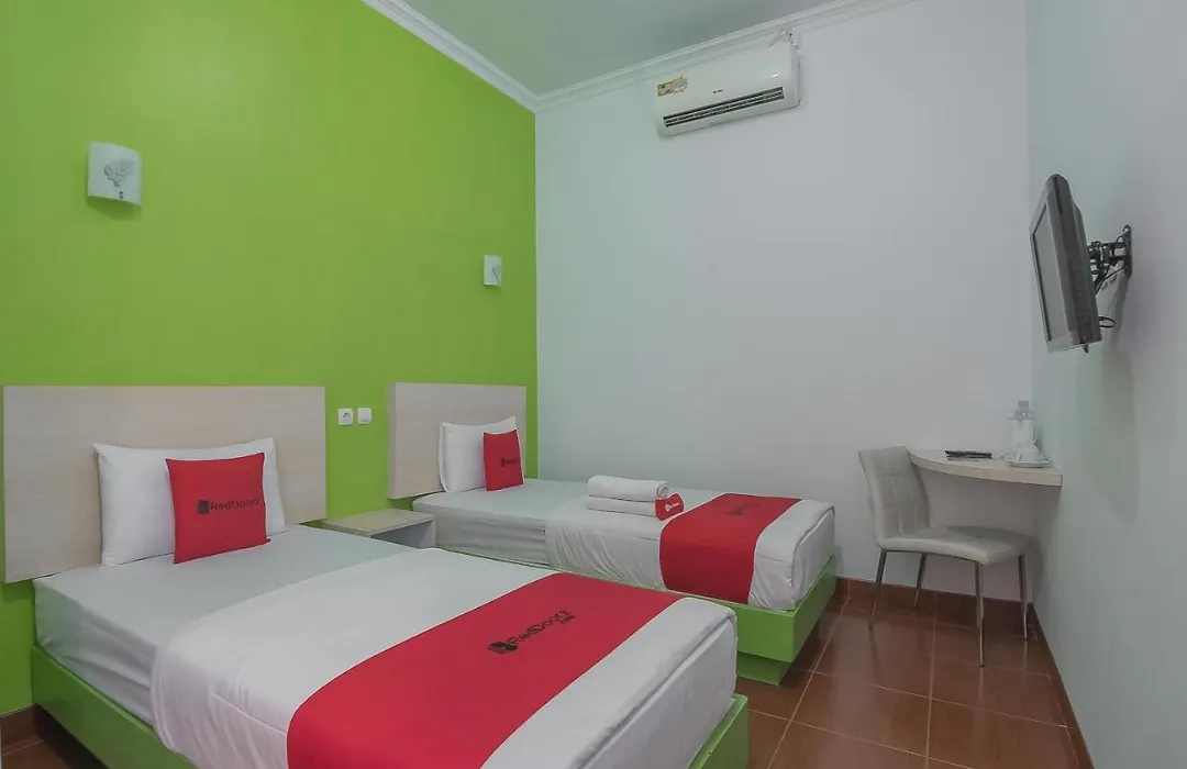 RedDoorz Plus near Alun Alun Kuningan-1