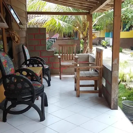 Harry'S Ocean House Watukarung Homestay-3