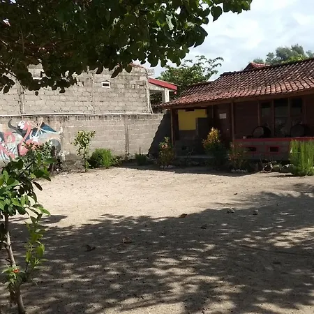 Harry'S Ocean House Watukarung Homestay-2