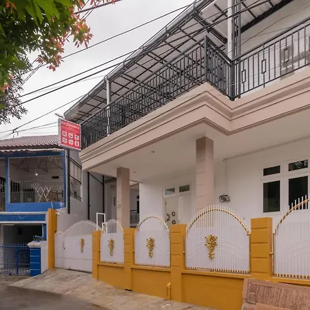 RedDoorz Syariah near Summarecon Mall Bekasi-3