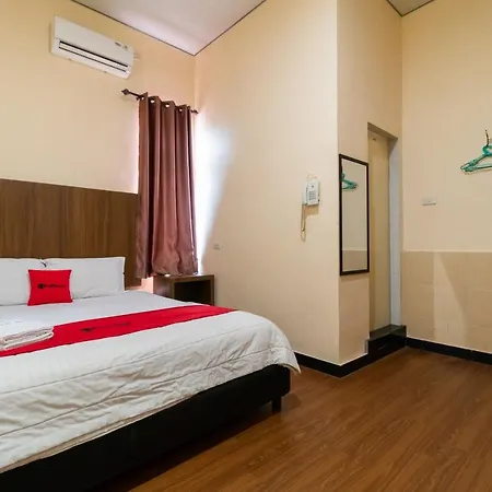 RedDoorz Plus near Ramayana Pematangsiantar-3