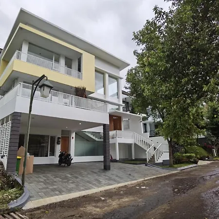 Platinum Yellow Bandung Villa 24 Pax Private Pool-3