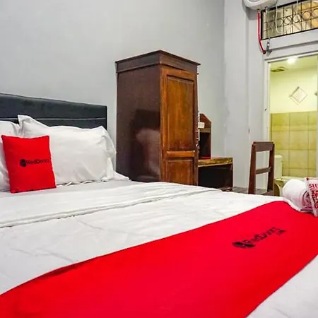 RedDoorz near Penimbangan Beach Singaraja-3
