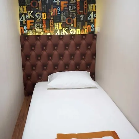 Fixon Capsule Hotel-3