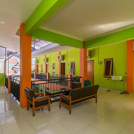 RedDoorz near Kejaksan Station Cirebon 2-3