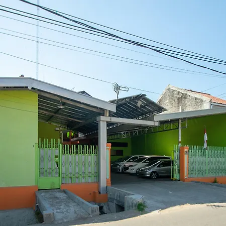 RedDoorz near Kejaksan Station Cirebon 2-2