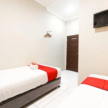 RedDoorz Syariah near Jam Gadang Bukittinggi 2-3