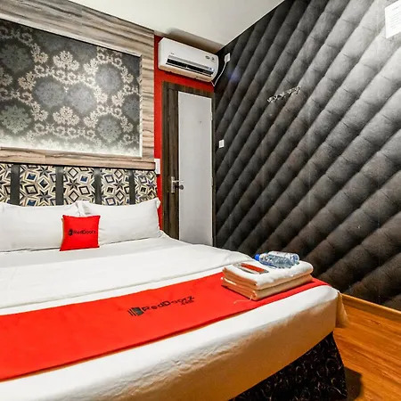 RedDoorz Plus near Nagoya Hill Batam 6-3