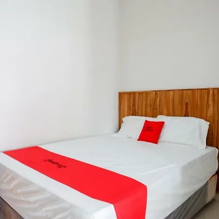 RedDoorz Plus Syariah near Stasiun Tegal 2-3