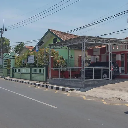 RedDoorz Plus near Alun Alun Kuningan-2