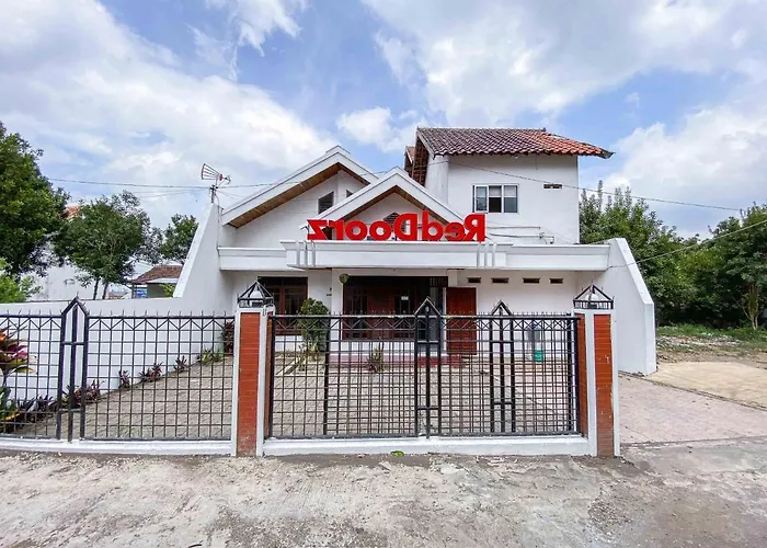 Reddoorz Near Eco Green Park Batu
