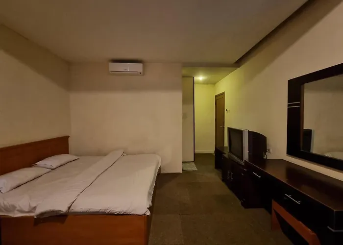 Oyo 90952 Hotel Grand Sirao