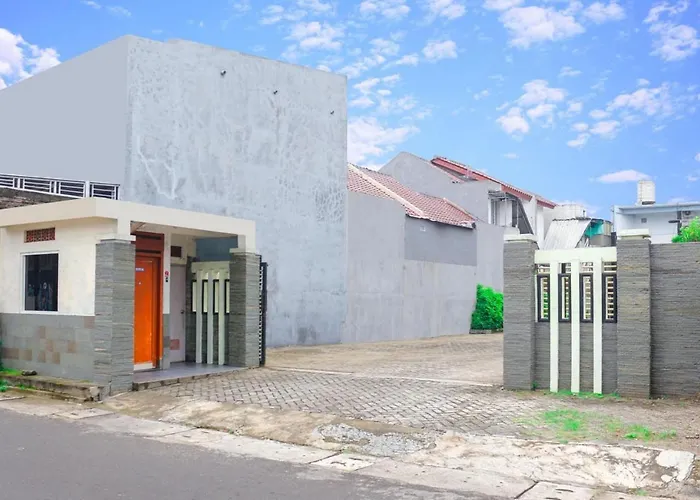 Hp Residence Mitra Reddoorz Near Alun Alun Kediri