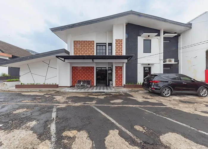 RedDoorz near Alun Alun Kota Sukabumi