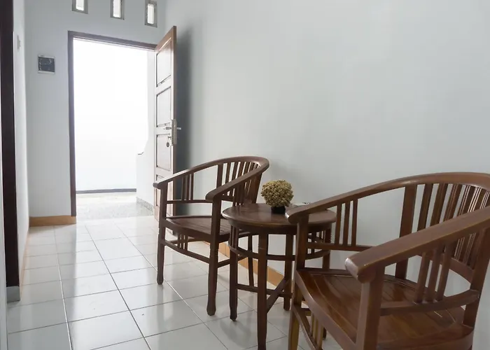 Oyo 801 Hansa Homestay Pacitan, Indonesia