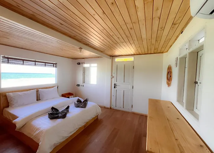 Phinisi Hostel Bira