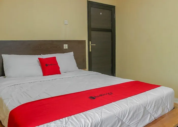 RedDoorz Syariah Near Pasar Modern Cikopo