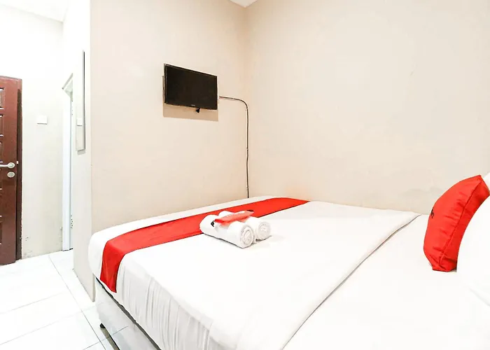 RedDoorz Syariah near Jam Gadang Bukittinggi 2