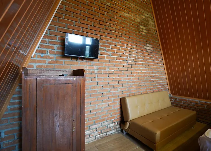 RedDoorz @ Omah Kayu Homestay